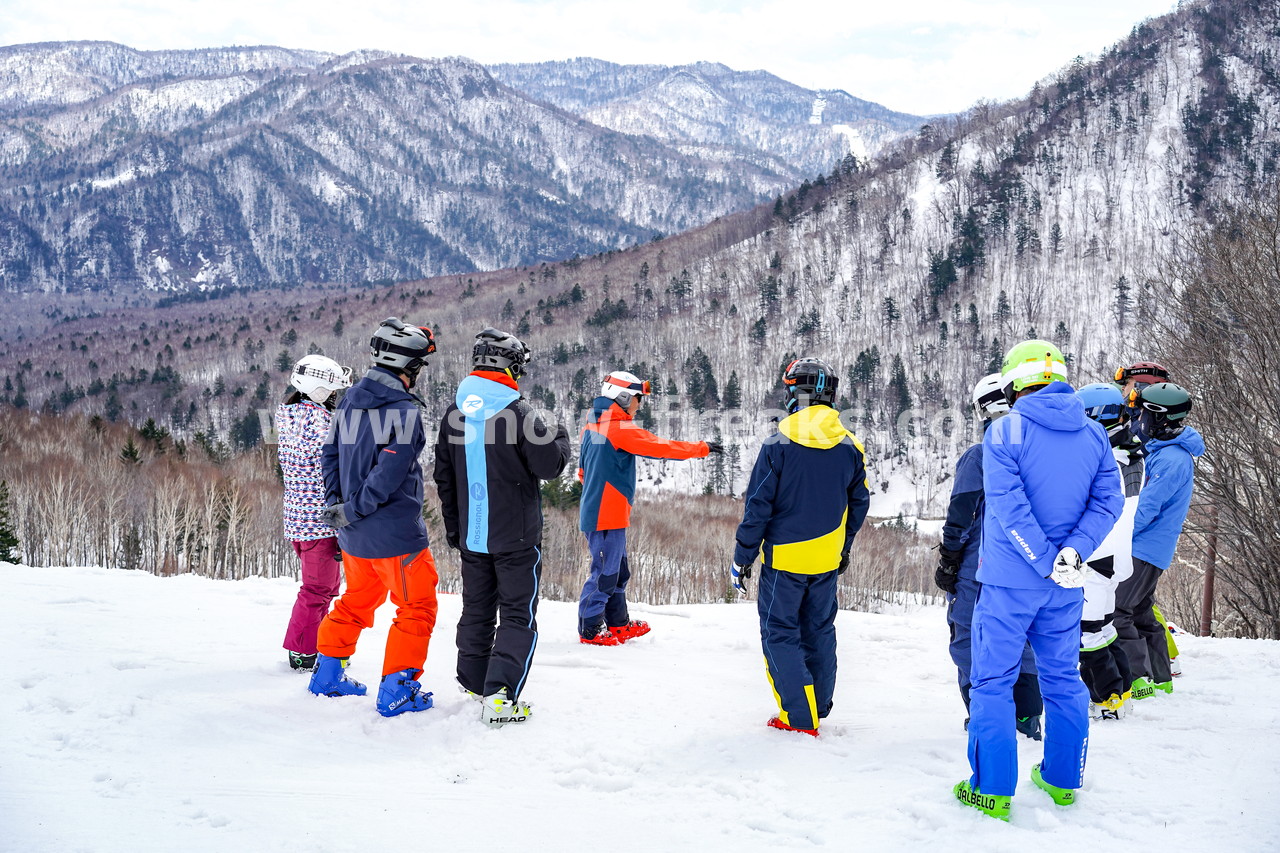 札幌国際スキー場 Mt.石井スポーツ ISHII SKI ACADEMY 校長・斉藤人之さんによる『斉藤塾』開講。本日のテーマは、「春雪！コブからスキーのたわみを楽しむ！！」(^^)v